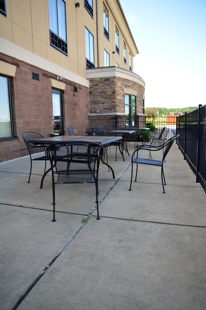 Holiday Inn Express & Suites Youngstown West - Austintown 8/38