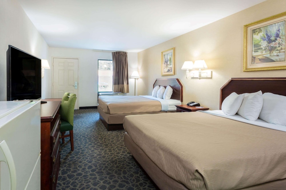 Brentwood Inn and Suites (ex. Americas Best Value Inn and Suites Glen Allen/Richmond) 21/42
