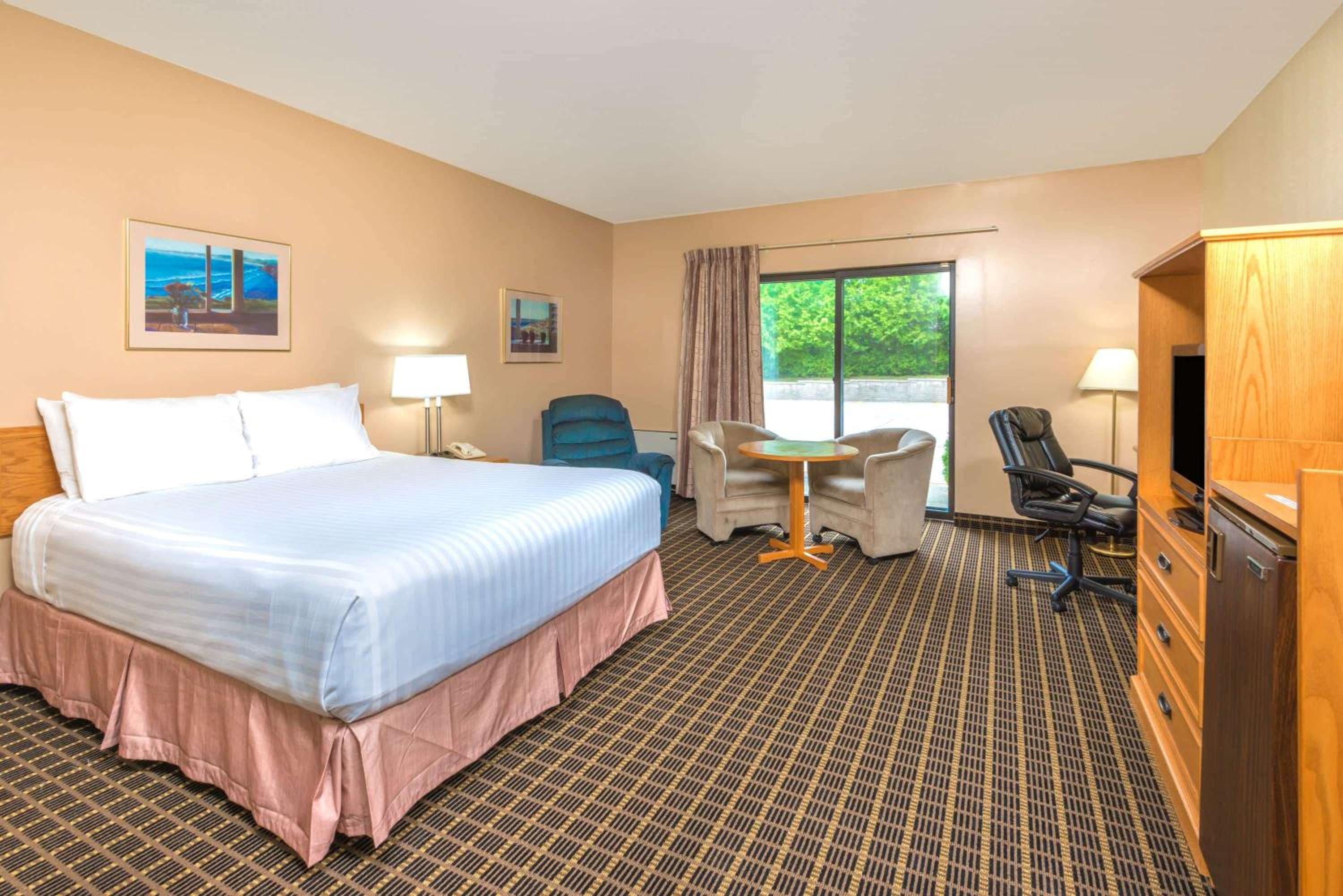 Howard Johnson by Wyndham Tillsonburg 11/28