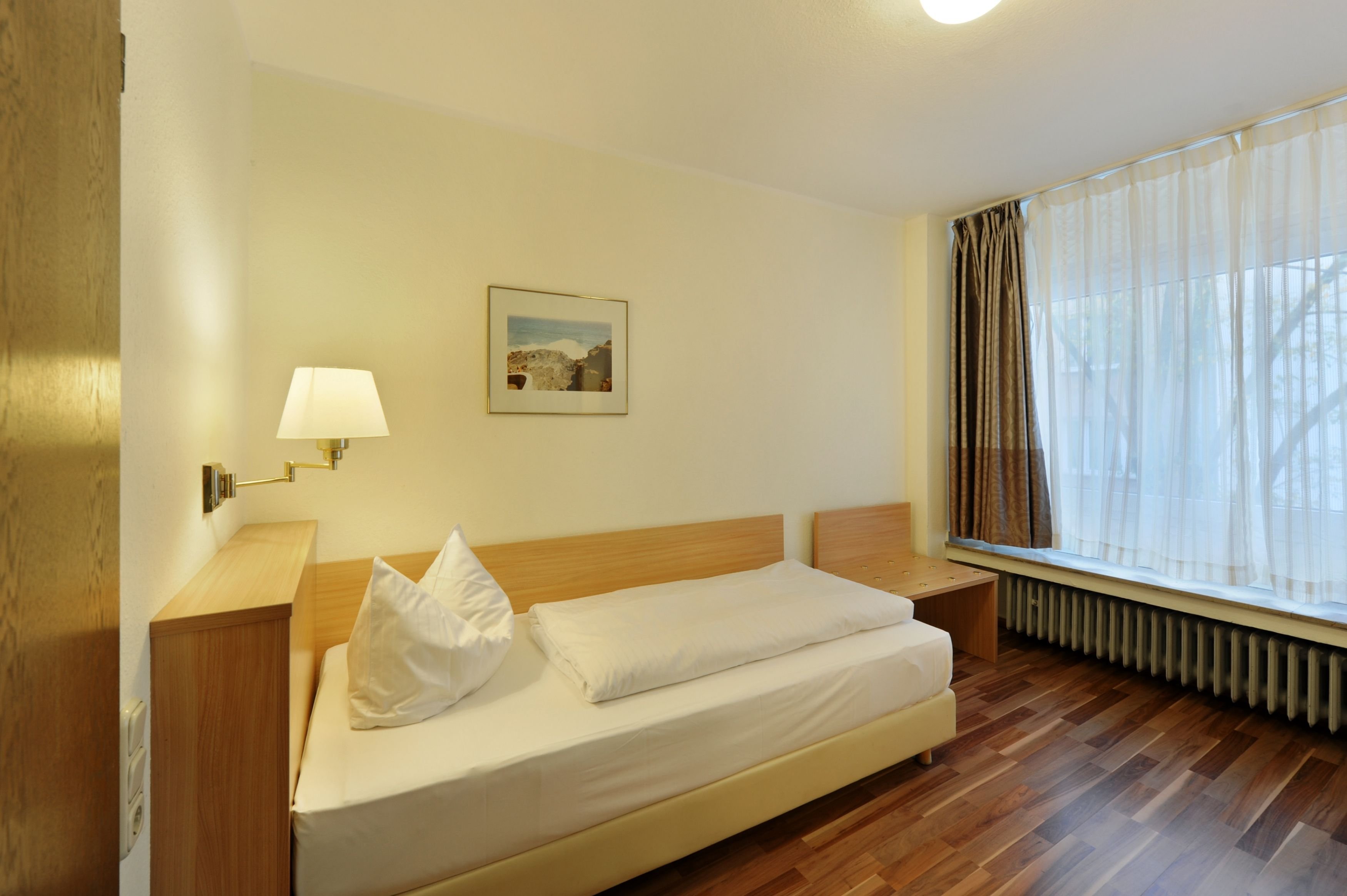 ROOM, SINGLE