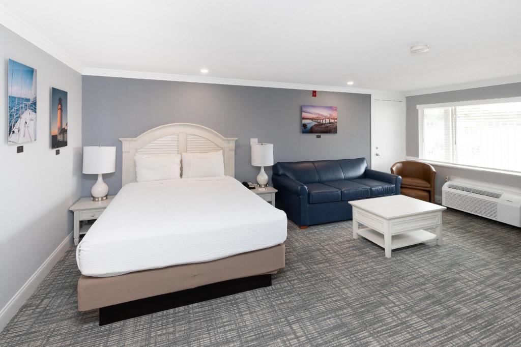 غرفة بسرير كوين