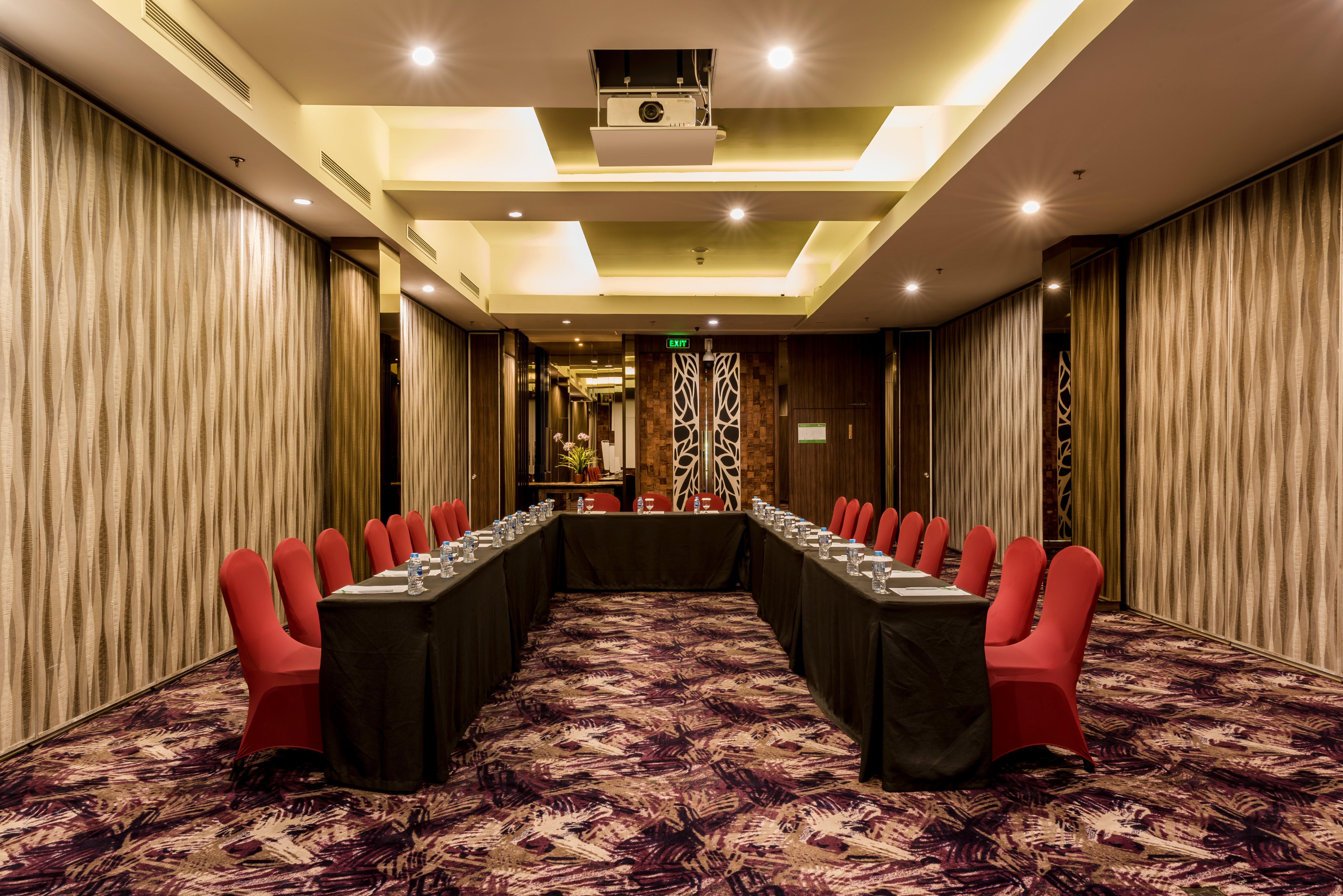 Holiday Inn Cikarang Jababeka 37/54