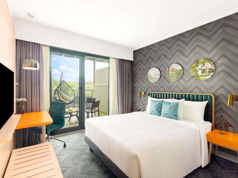 SUPERIOR, SUITE, QUEEN BED, BALCONY