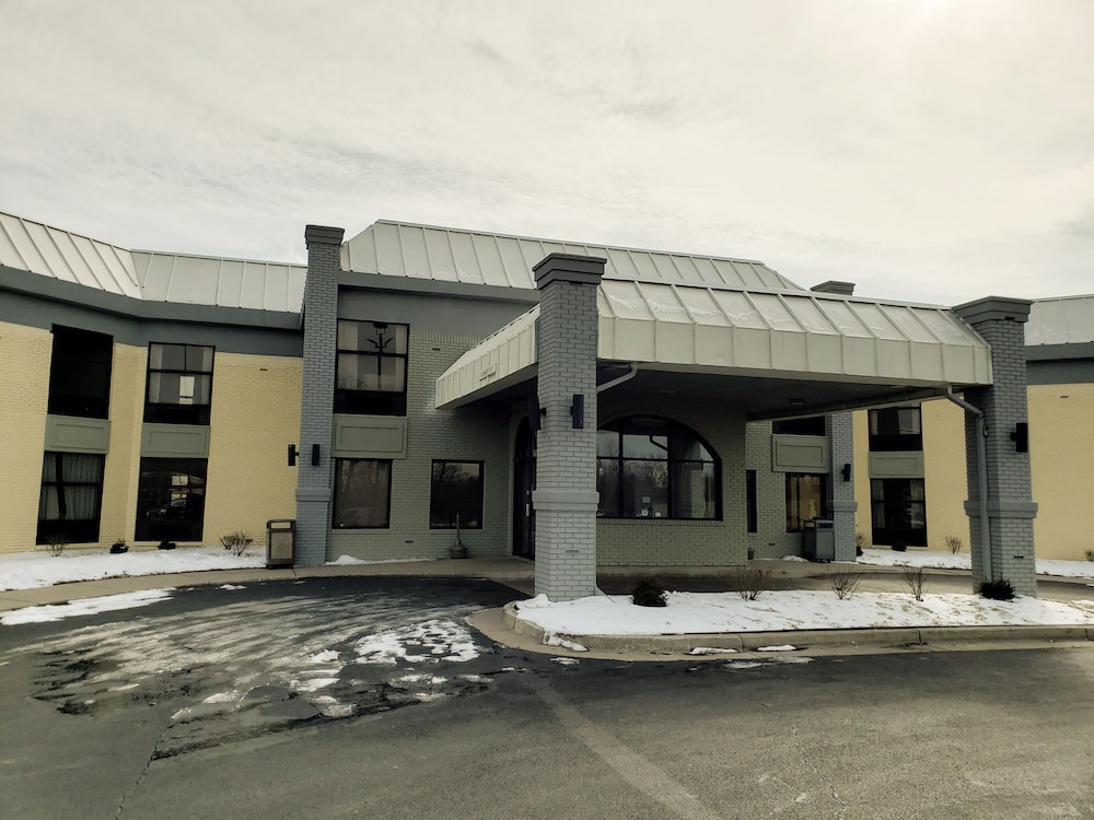 Days Inn and Suites by Wyndham Merrillville 25/28