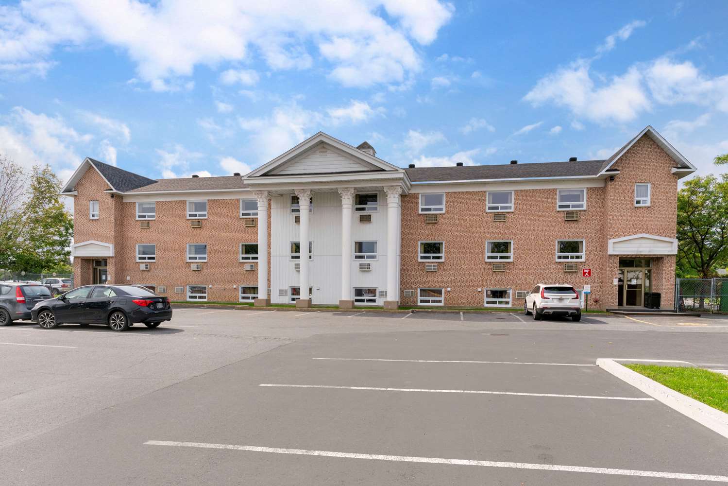 Econo Lodge Brossard, QC 27/28