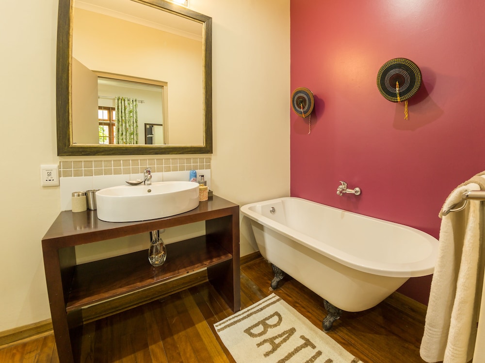 Mackaya Bella Guest House 69/71