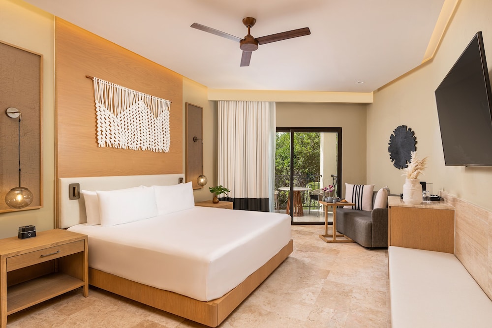 Junior Suite, King Bed, Tropical View