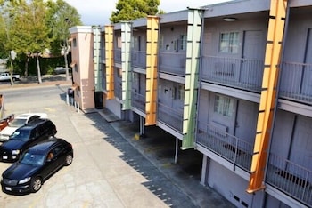 Berkeley Inn 37/50