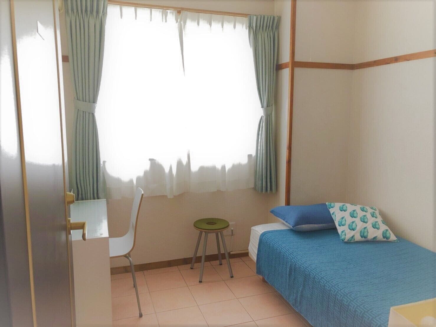 ROOM, SINGLE, SHARED BATHROOM