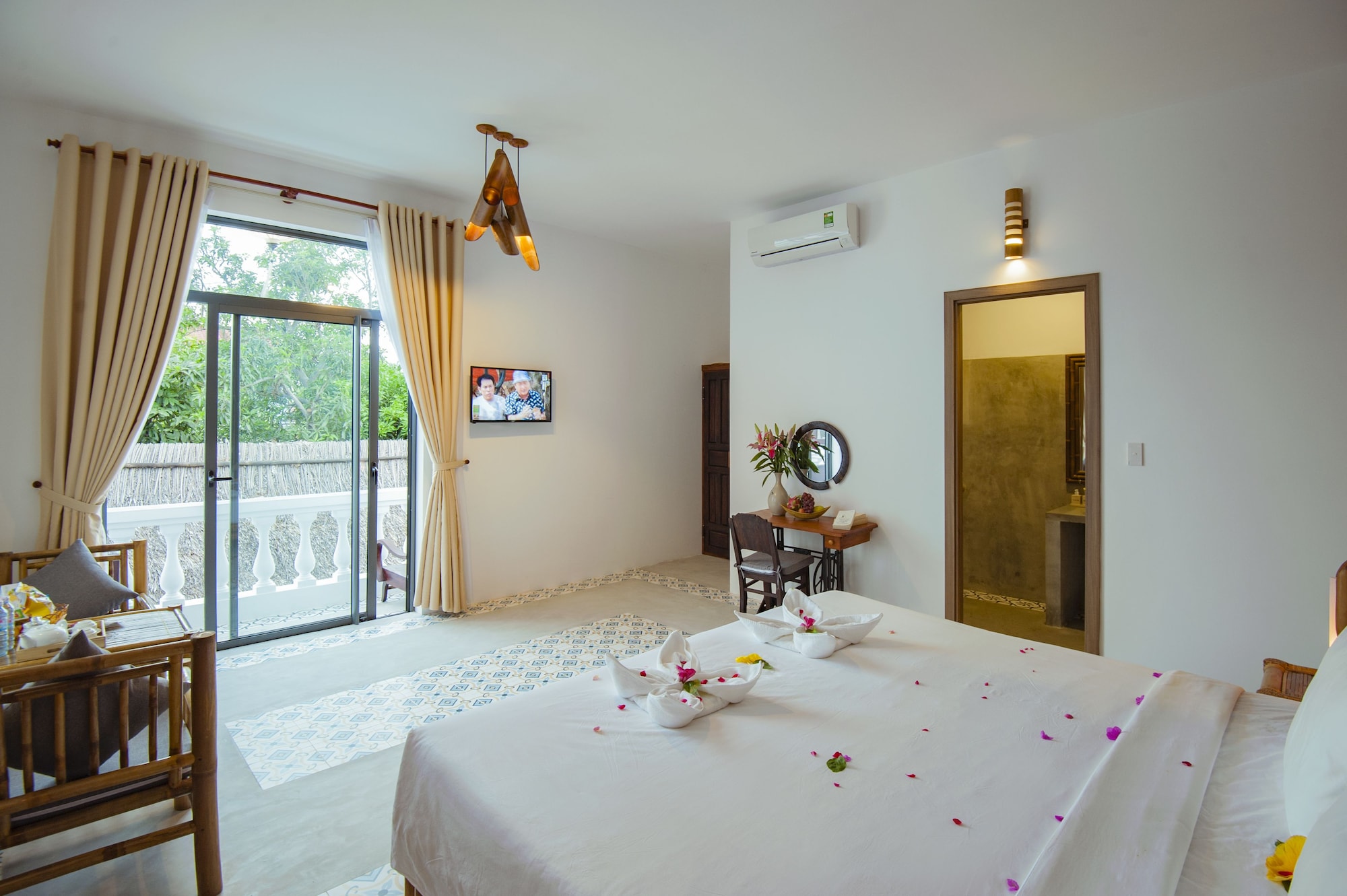 DELUXE, KING BED, BALCONY