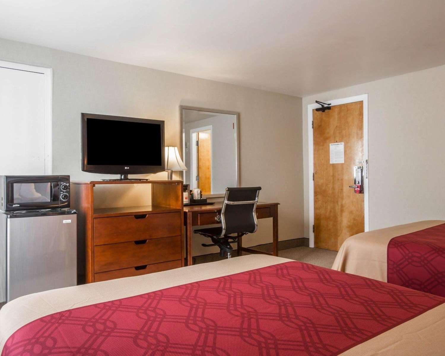 Room, 2 Double Beds, Accessible, Econo Lodge Lakes Region 2/2