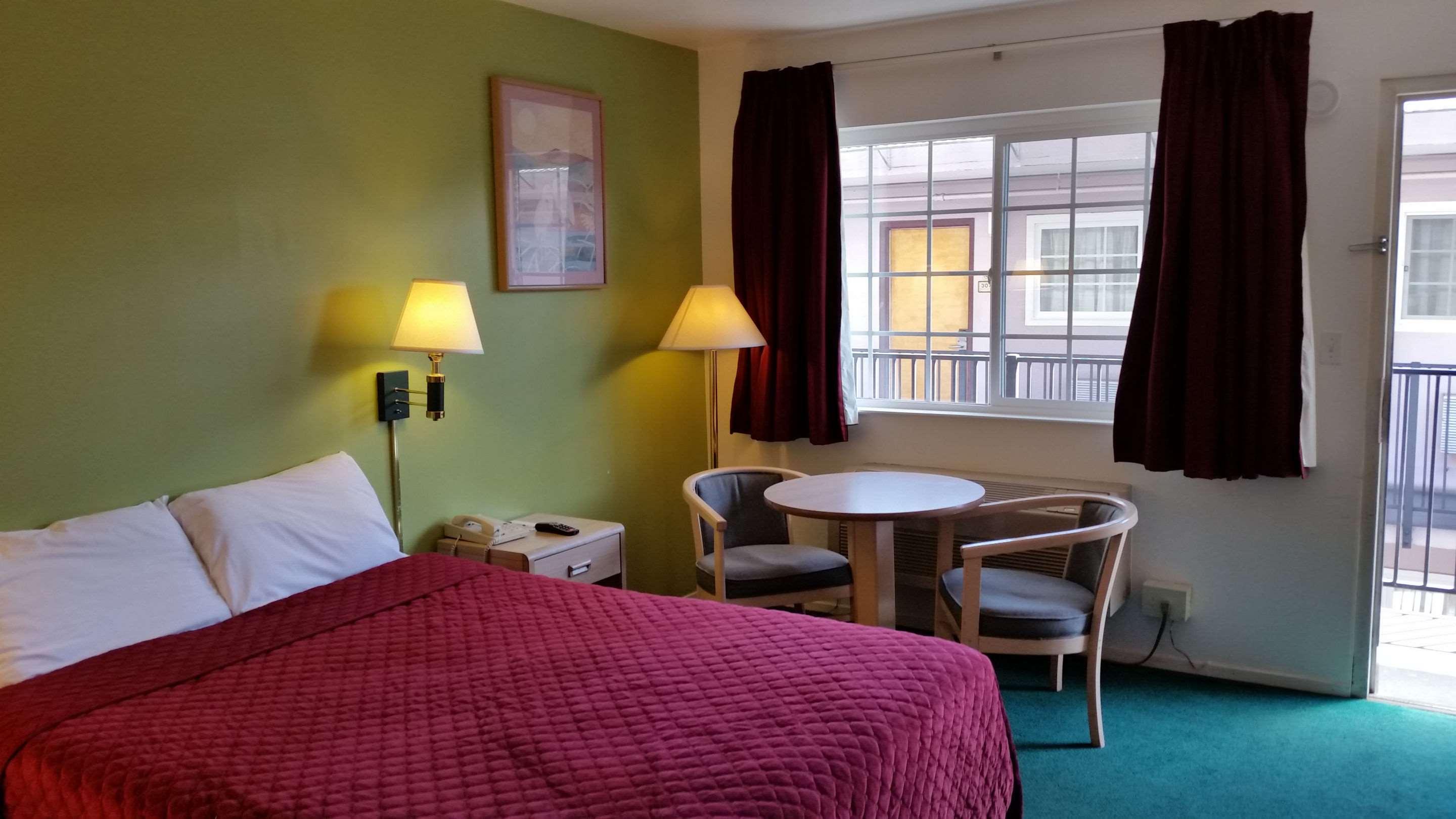 ROOM, QUEEN BED