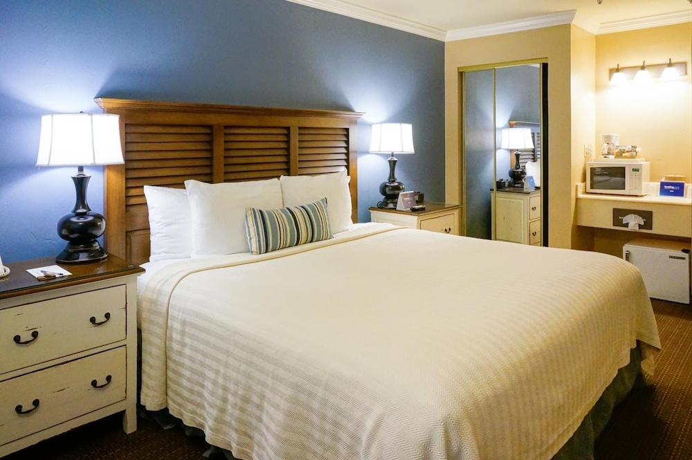 Sand Pebbles Inn 15/34