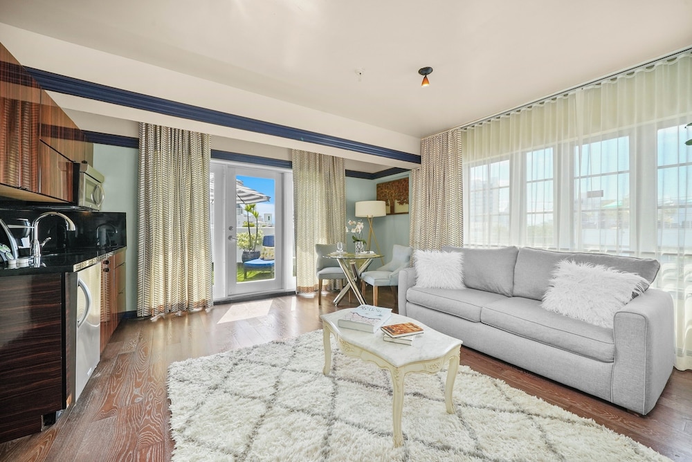 Riviera Suites South Beach 41/65