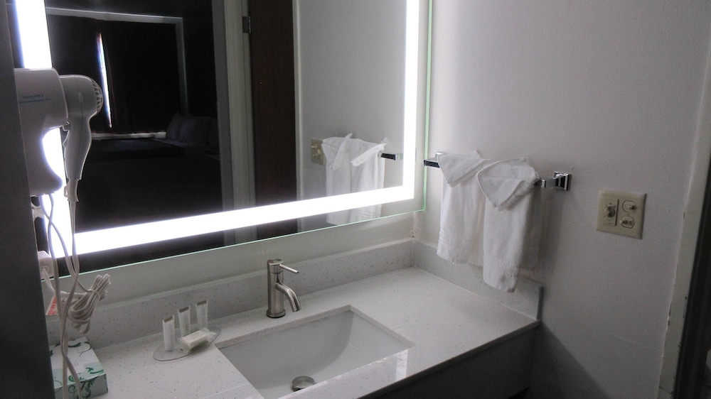 غرفة بسرير كينج لذوي الإعاقة، Quality Inn Beaver I-15 7/9