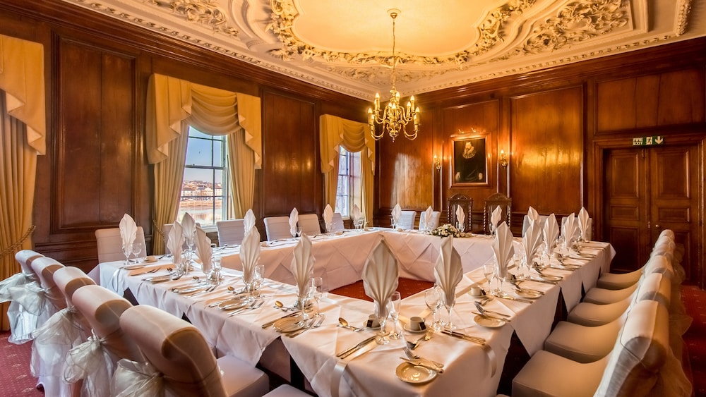 The Royal Hotel 37/40