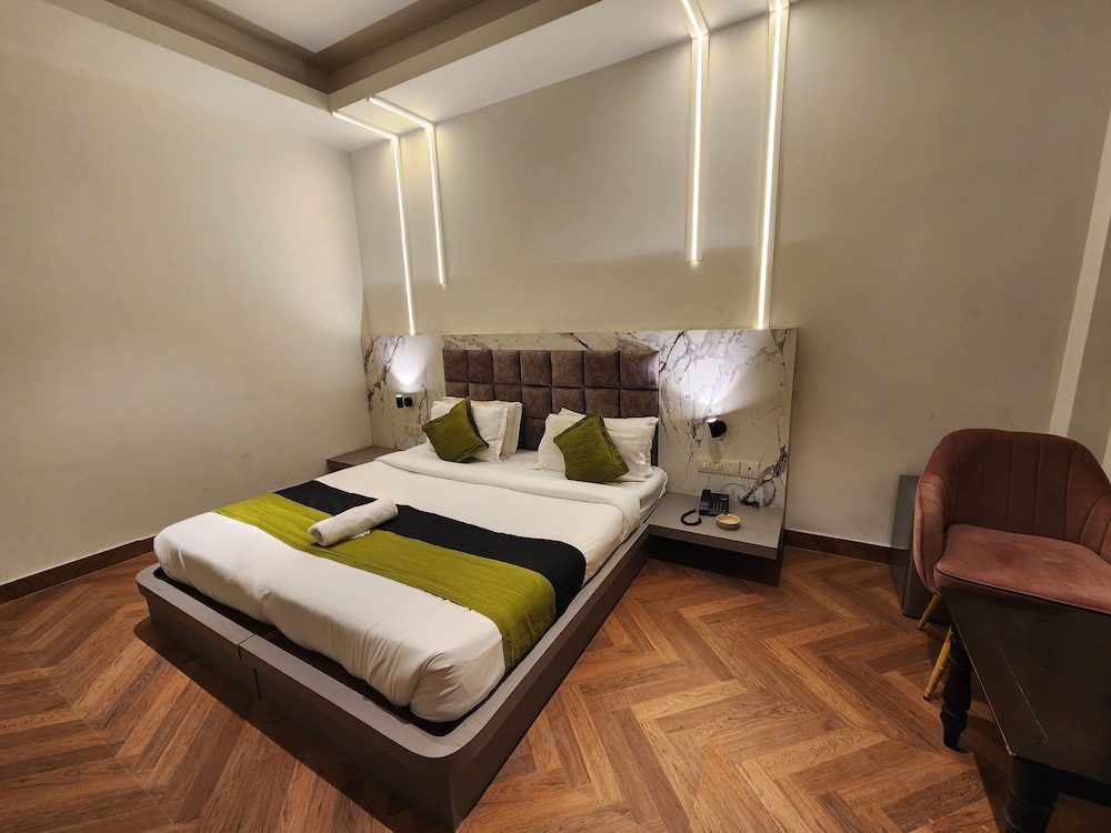 Hotel Square 9 Inn 6/23