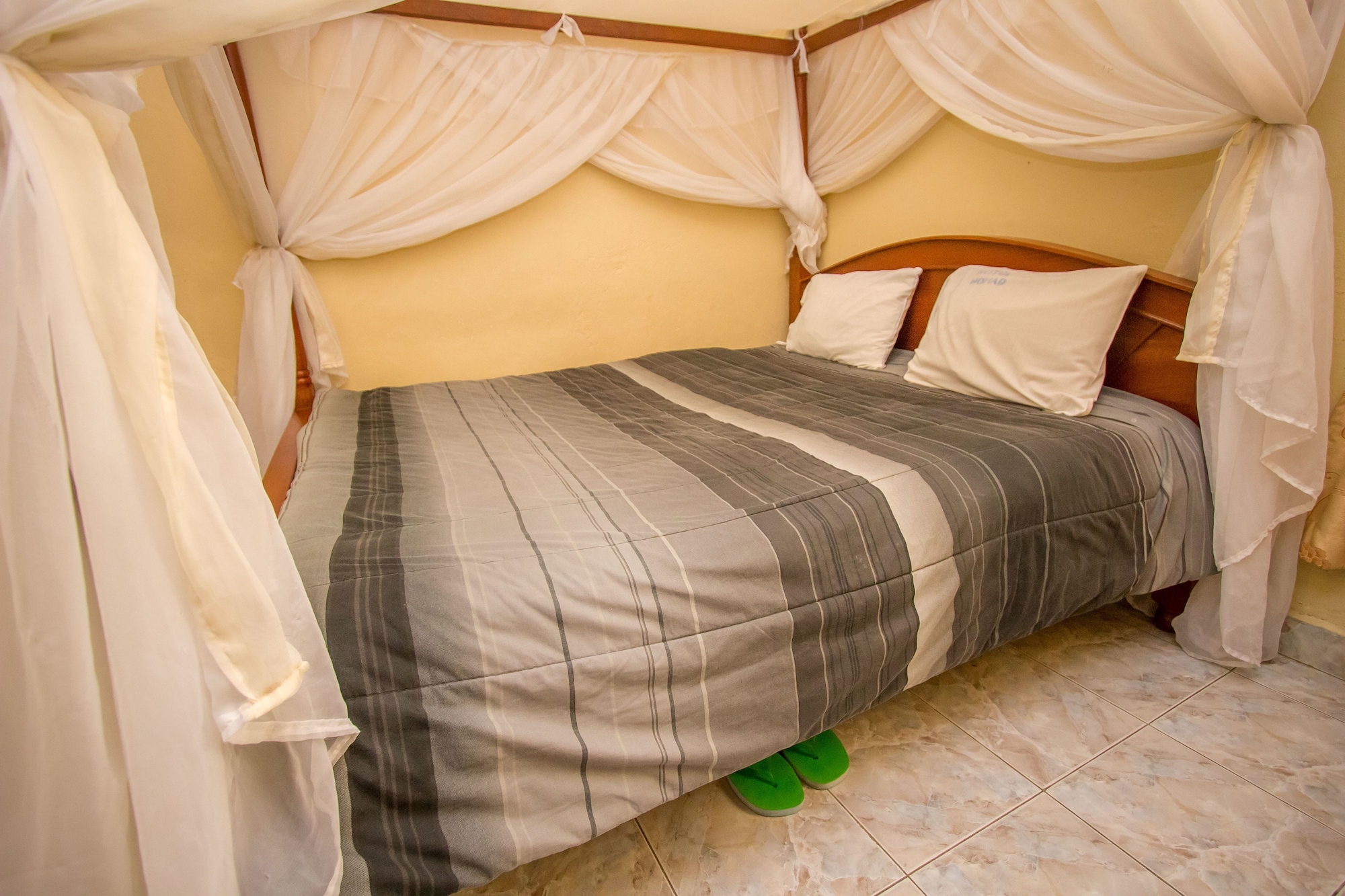 DELUXE, DOUBLE BED