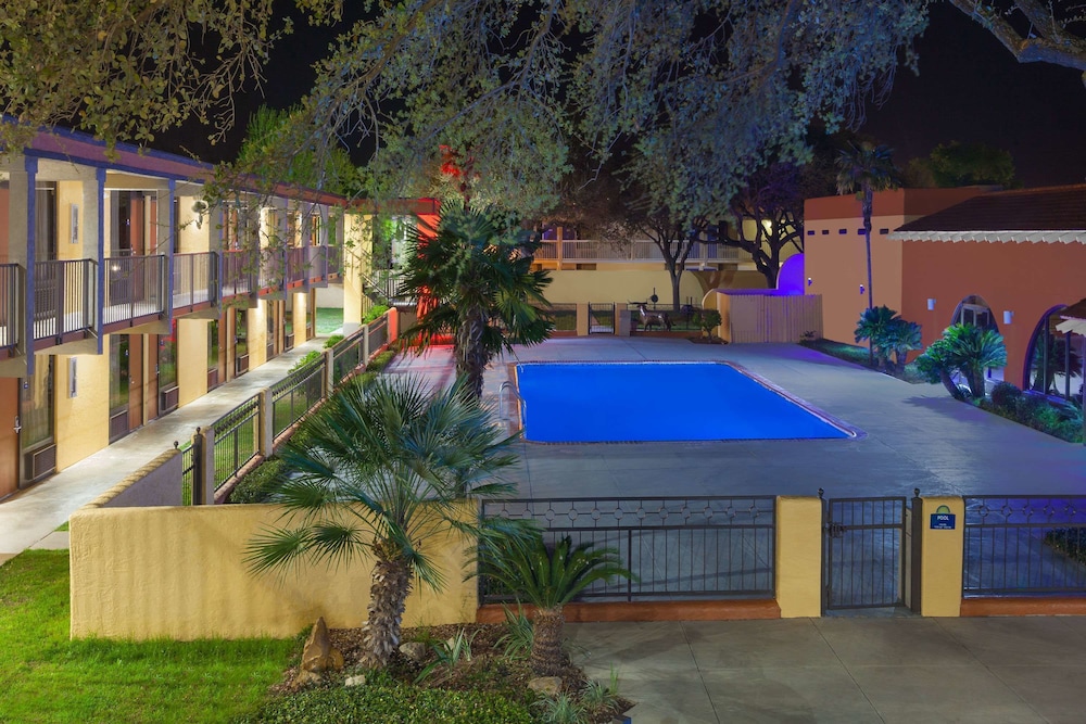 Days Inn By Wyndham Uvalde 14/16
