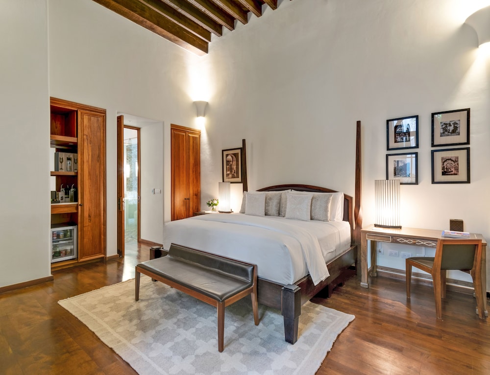 DELUXE, KING BED