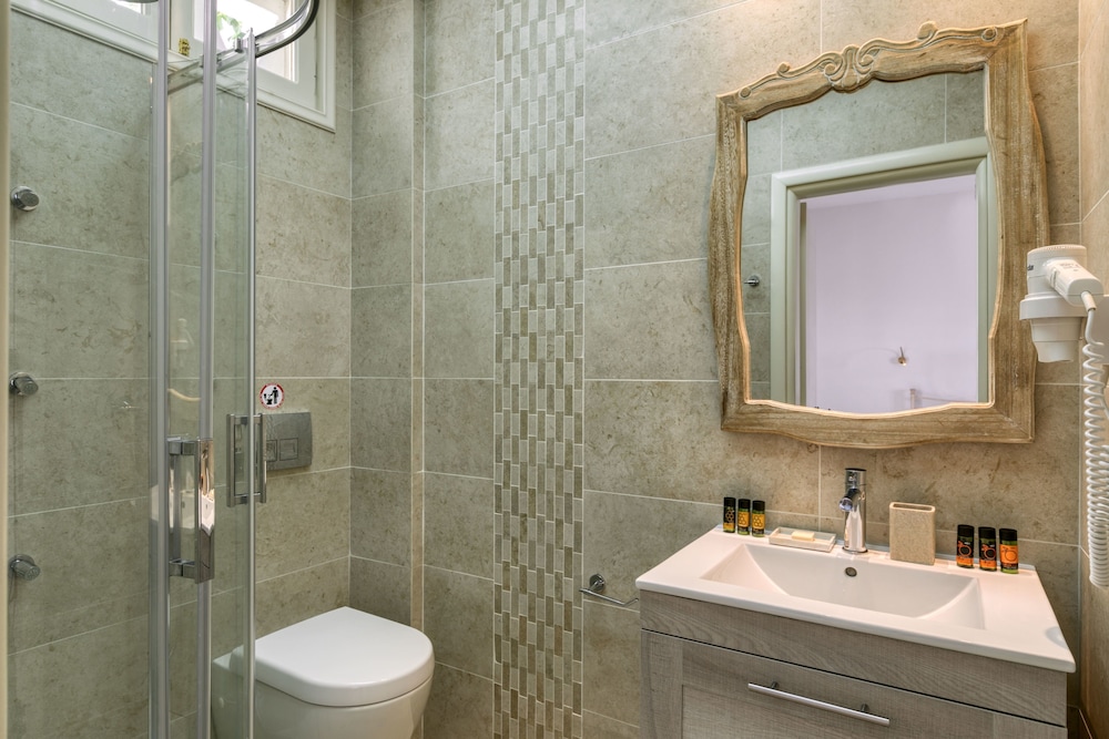 Ostria Inn 48/50