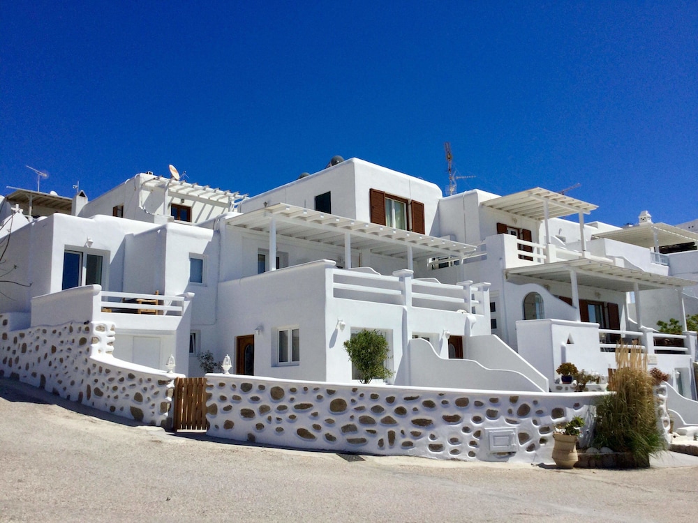 Villa Elina Suites And More 3/46