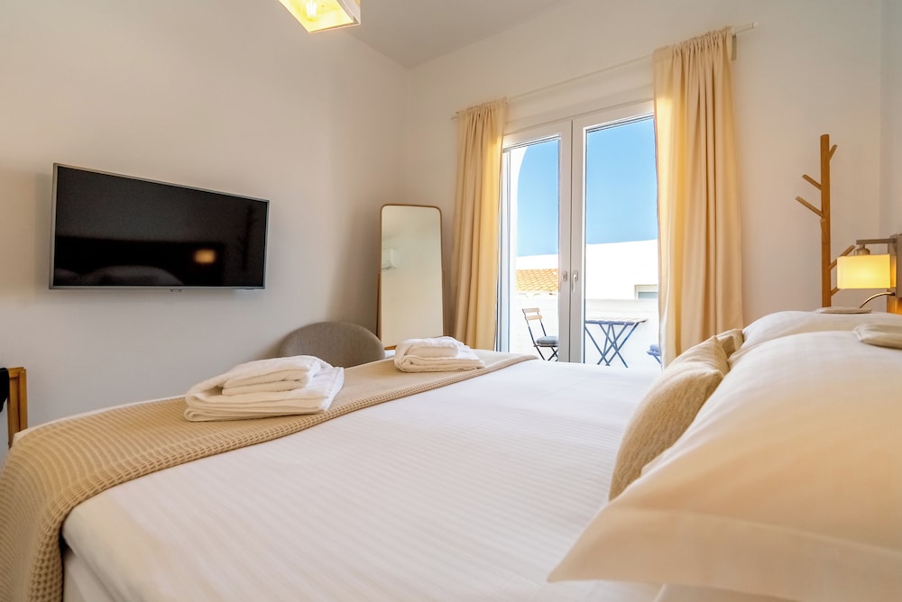 White Rock Milos Suites 16/55