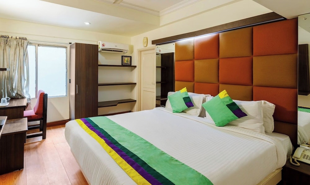 Hotel Crown Ahmedabad 7/43