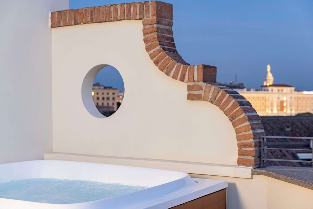 جناح جونيور بسرير كينج بشرفة بجاكوزي، Anantara Palazzo Naiadi 2/3