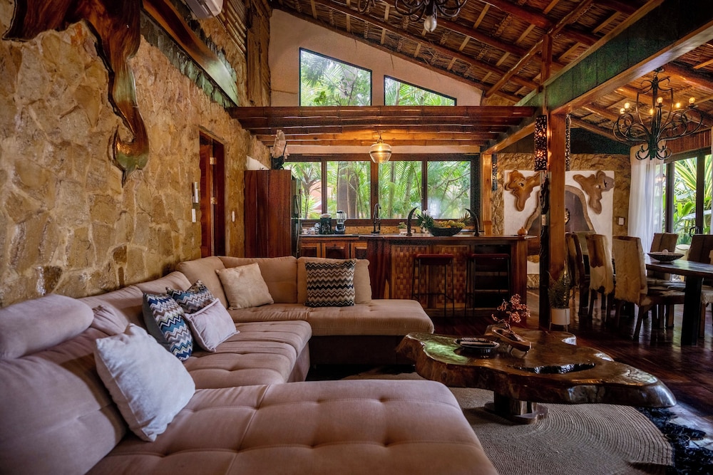 Ocho Artisan Bungalows 48/80