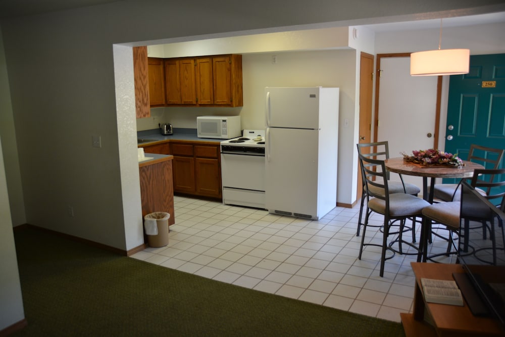 The Ozarker Lodge 72/89