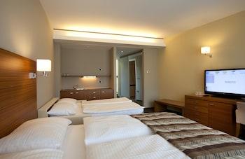 Family, Queen Bed
