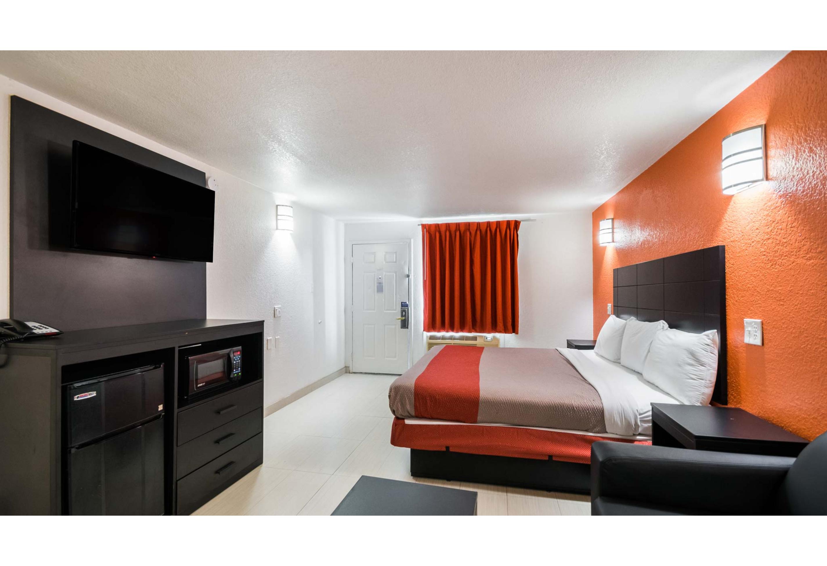 1 King Bed - Mob Acc RI Shwr Nsmk Micfridg