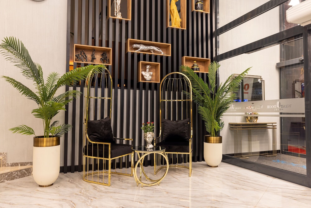 Westdoor Hotel 4/50