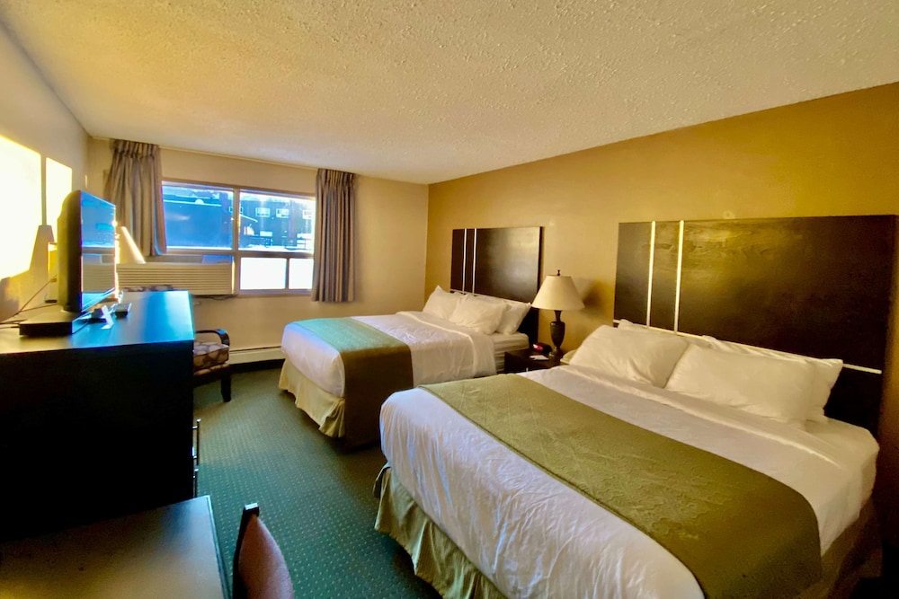 Ramada by Wyndham Whitecourt 8/48