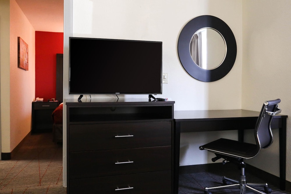 Econo Lodge Inn Suites Greenville 32/69