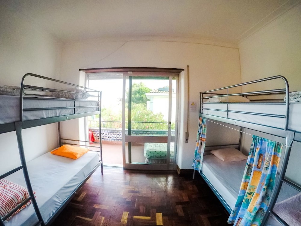Carcavelos Surf Hostel 8/31