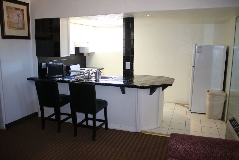 The Classic Desert Aire Hotel 30/34