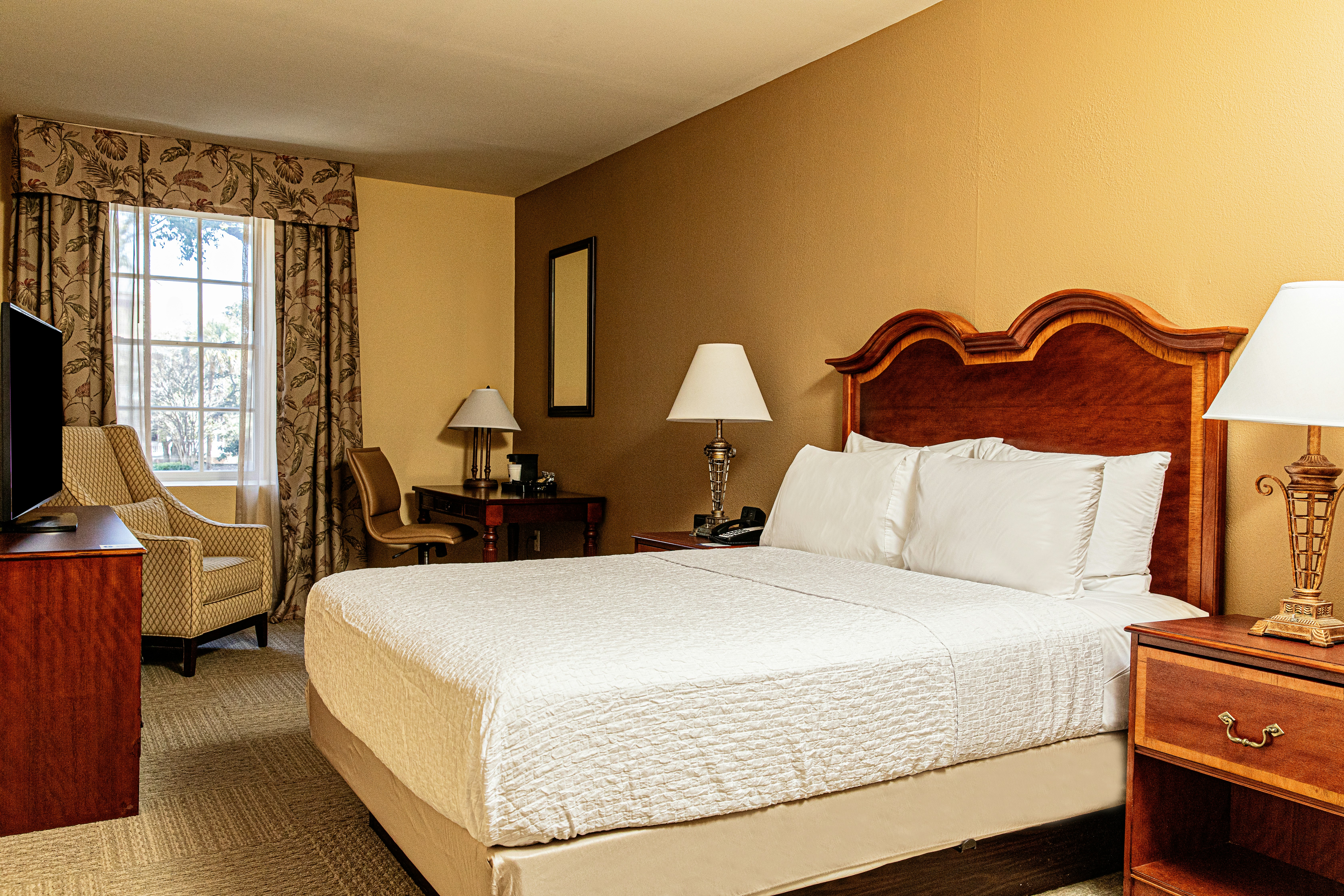 ROOM, QUEEN BED