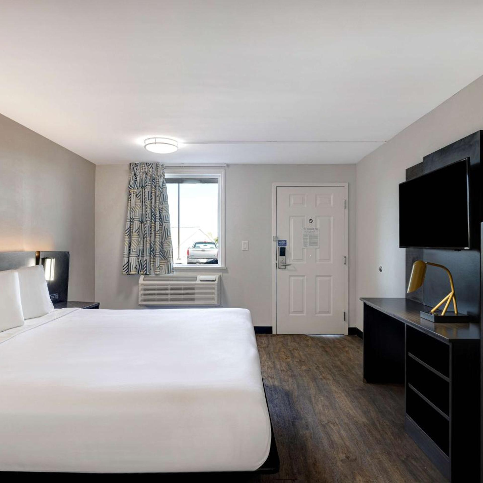 1 King Bed - Mob Acc RI Shwr Nsmk Micfridg