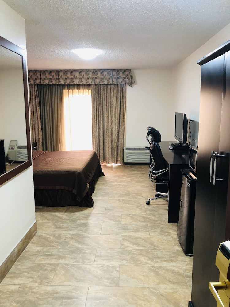 Rodeway Inn Huntington Station - Melville 24/40