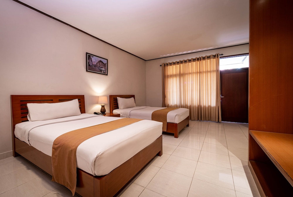 YULIA BEACH INN 16/67