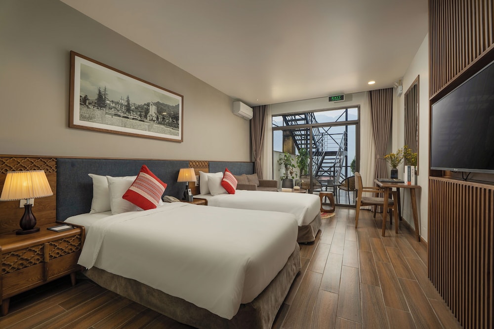 GRAND, DELUXE, TWIN BEDS, MOUNTAIN VIEW, BALCONY