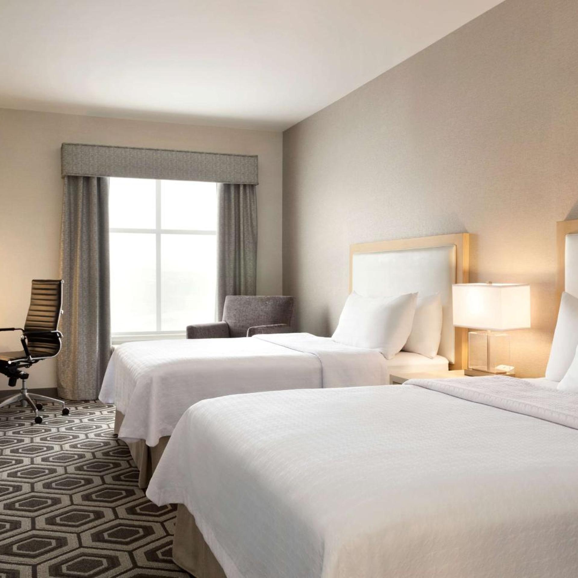 Suite, 2 Queen Beds, Sofa, Accessible