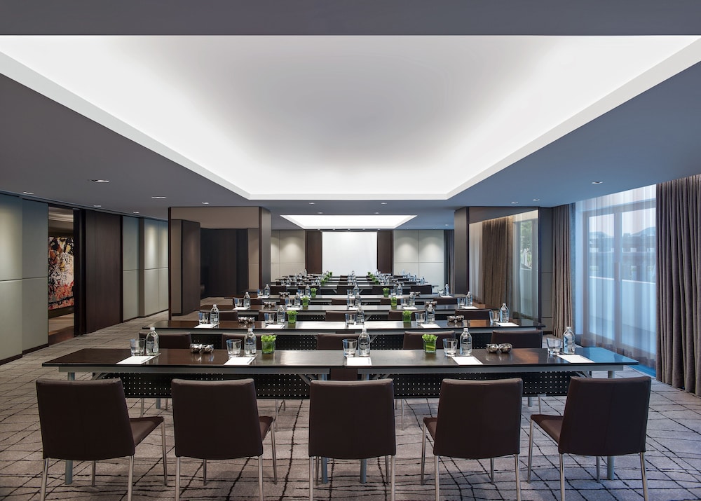 New World Makati Hotel 44/47