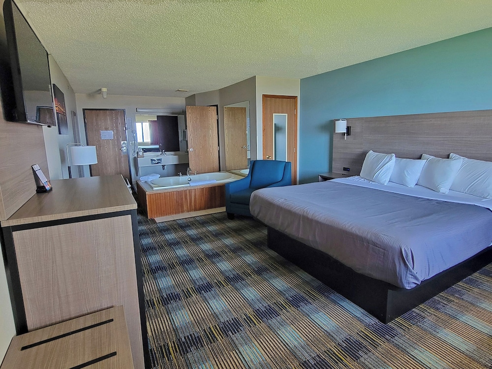 AmericInn by Wyndham Saint Ignace 13/56