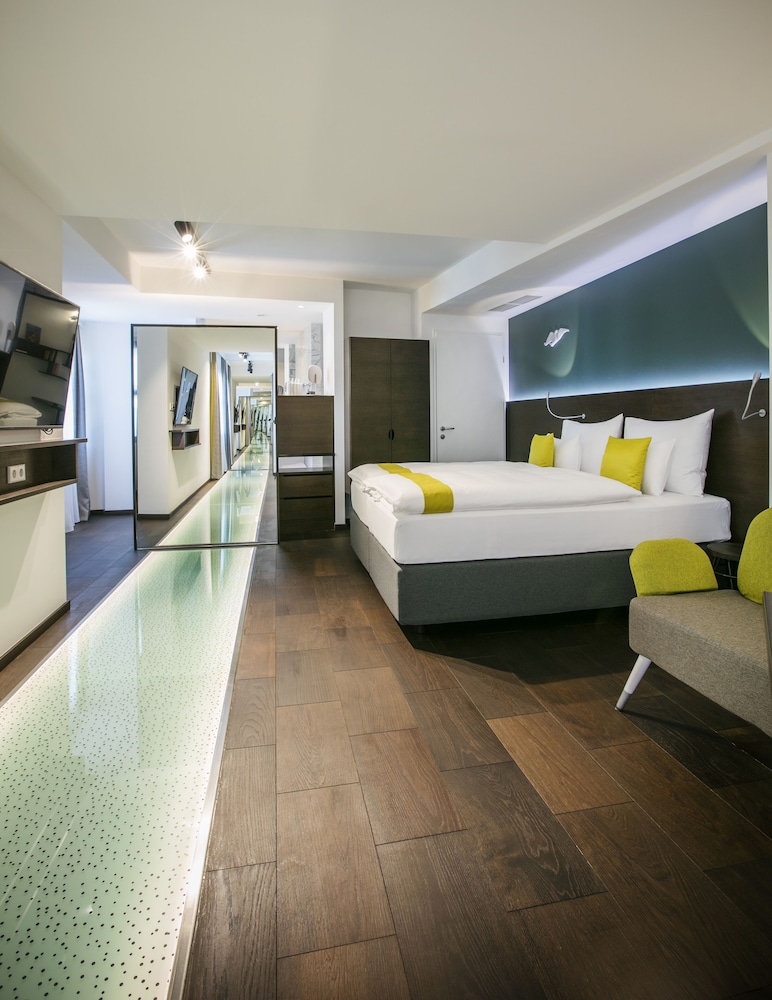 SUITE, KING BED
