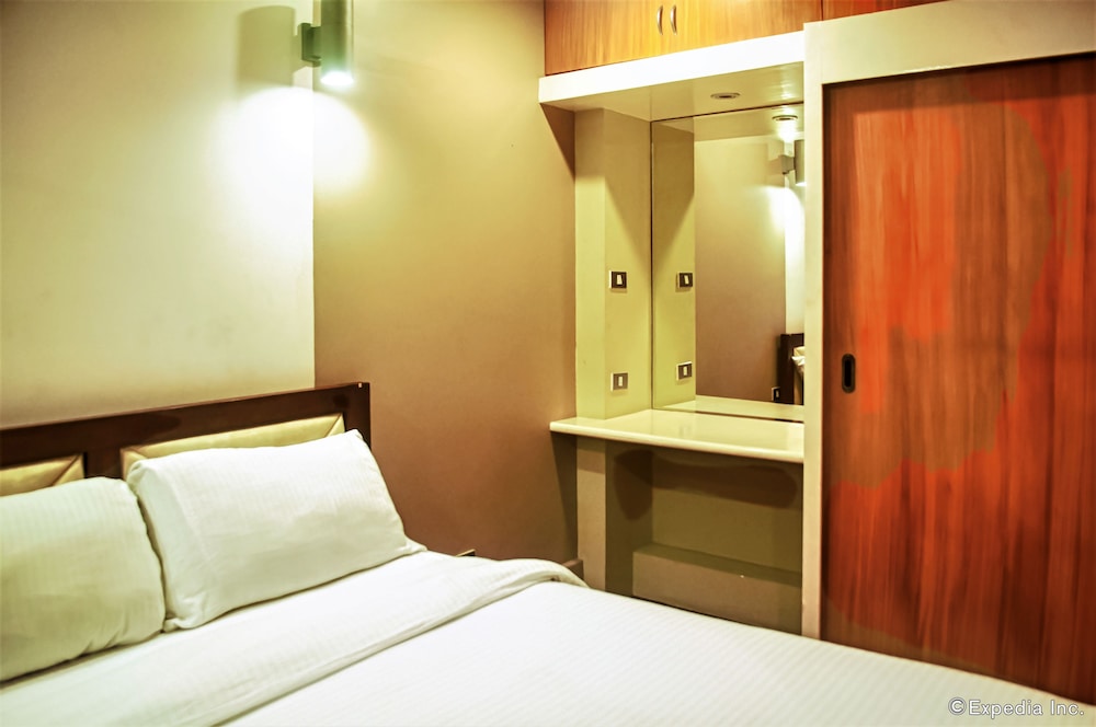 Uptown Condotel 27/73