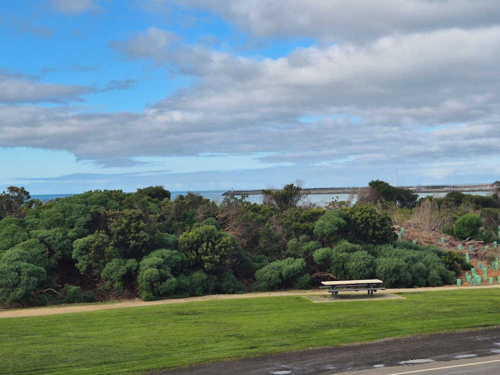 Apollo Bay Waterfront Motor Inn 77/80