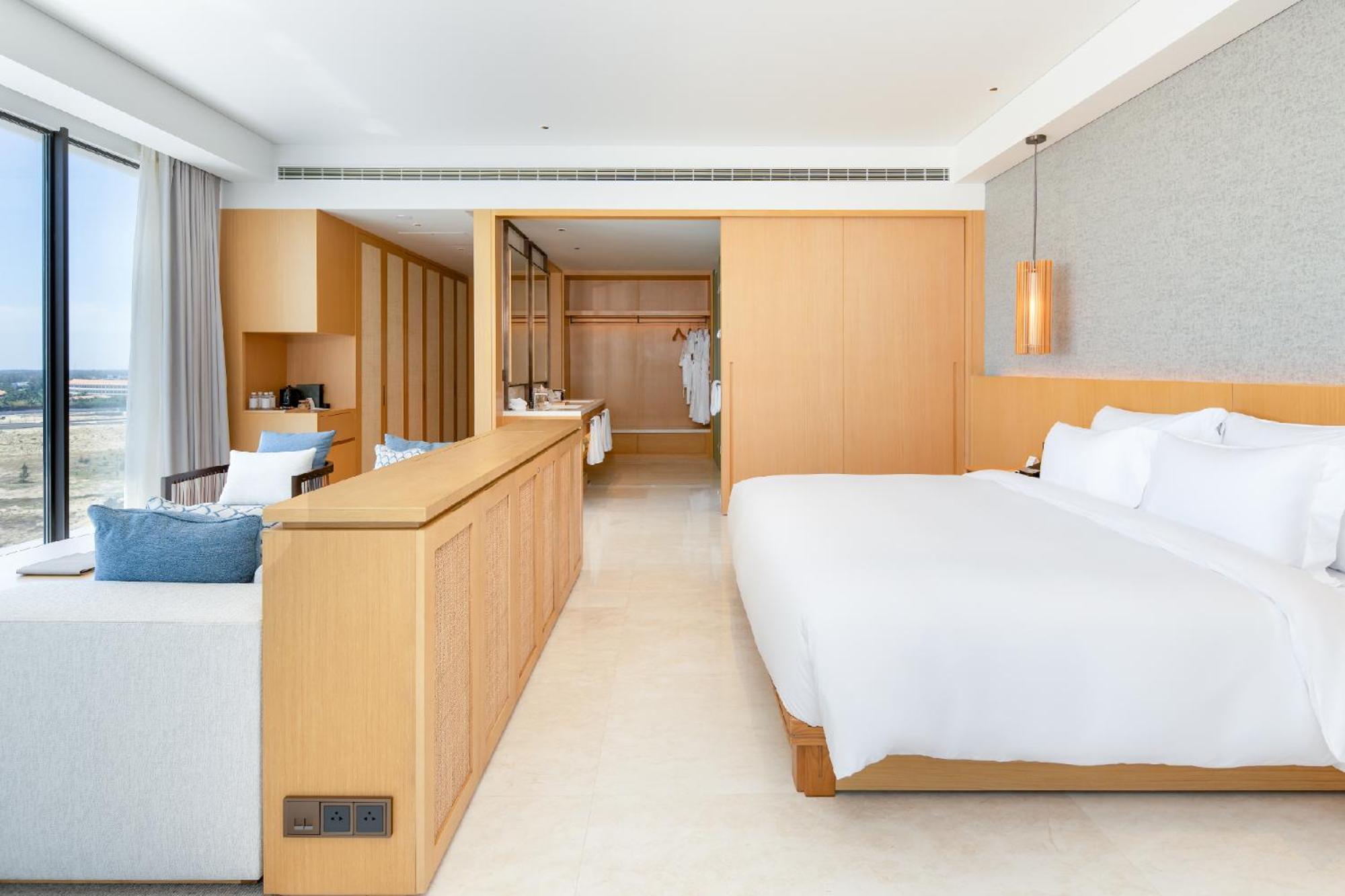 Suite, Double Bed, Ocean View, Monogram Lounge Access, Corner